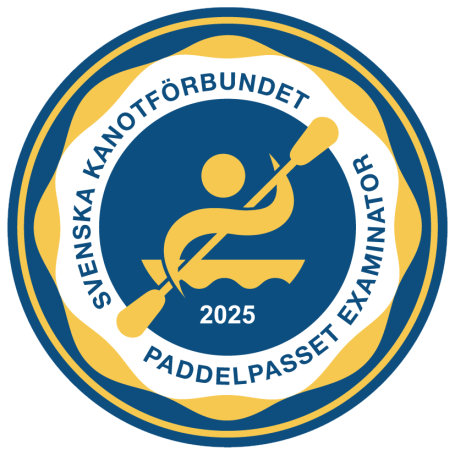 Jag är examinator för paddelpasset gul och grön nivå Logotyp för Svenska kanotförbundet med texten "Paddlepasset Examinator 2025".