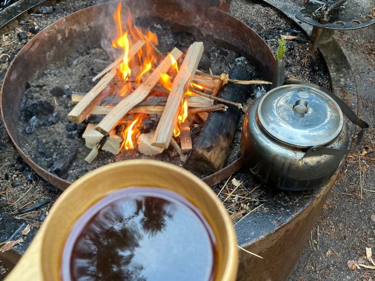 Vinterfriluftsliv i Tiveden En eld där kaffet kokat och du kan dricka ur en träkåsa