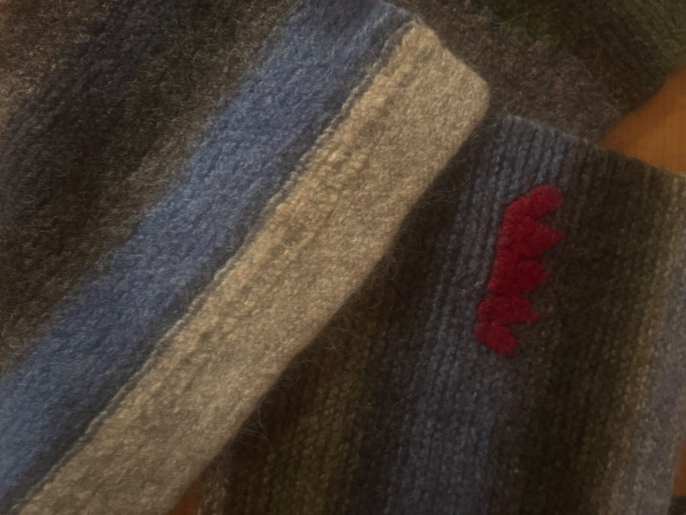 Två personer i skogen delar på mat och dryck, omgivna av höstfärgad natur.