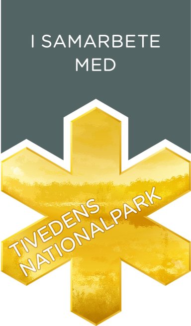 Samarbetspartner Tivedens nationalpark Logo med texten "I SAMARBETE MED TIVEDENS NATIONALPARK" och en gul stjärna.